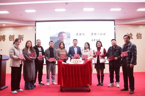 生日合影.jpg 生日合影.jpg